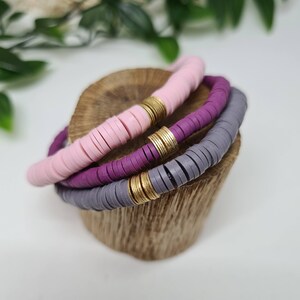 Pulsera Heishi Boho Stack personalizada hecha a mano con discos de latón, arcilla polimérica