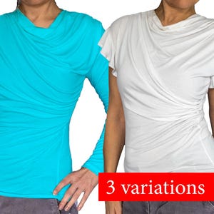 Może przedstawiać: Dwa damskie topy z drapowanym dekoltem typu cowl. Jeden top jest turkusowy, a drugi biały. Na dole obrazu widoczny jest tekst "3 variations".