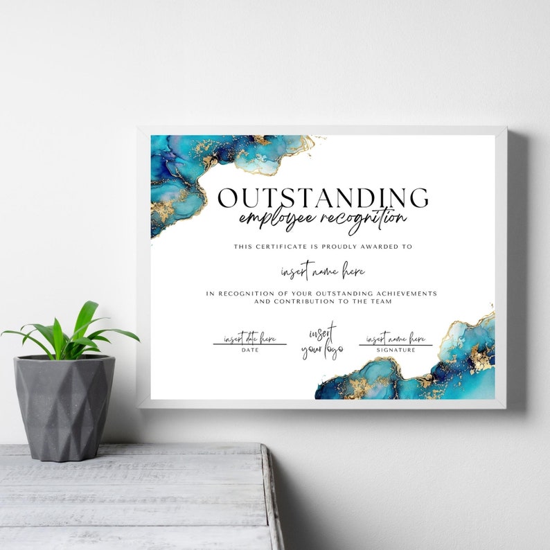 Puede incluir: Una plantilla de certificado imprimible con un fondo abstracto azul y dorado. El texto dice "RECONOCIMIENTO DE EMPLEADO EXCEPCIONAL". Este certificado se otorga con orgullo a [inserte el nombre aqu&iacute;] en reconocimiento de sus logros sobresalientes y su contribuci&oacute;n al equipo. Hay espacios para insertar la fecha, su logotipo y una firma.