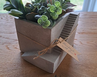 CUBUS | Flowerpot with stairs | Concrete | Topping out ceremony | Inauguration | Succulents | Pen holder | Bonsai | Desk | Decoration | Architecture