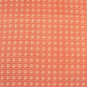 Puede incluir: Patr&oacute;n repetitivo de formas estilizadas y arremolinadas en un tono c&aacute;lido, rojo-naranja sobre un fondo beige claro. El dise&ntilde;o presenta una serie de motivos sim&eacute;tricos interconectados, creando un patr&oacute;n texturizado. El efecto general recuerda a un textil vintage o antiguo.