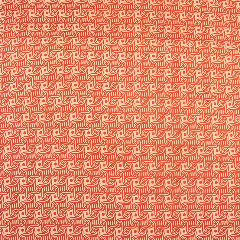 Puede incluir: Patr&oacute;n repetitivo de formas estilizadas y arremolinadas en un tono c&aacute;lido, rojo-naranja sobre un fondo beige claro. El dise&ntilde;o presenta una serie de motivos sim&eacute;tricos interconectados, creando un patr&oacute;n texturizado. El efecto general recuerda a un textil vintage o antiguo.