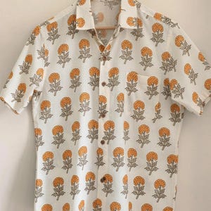 Camisa de algodón con estampado de bloques a mano para hombre: ropa floral de verano
