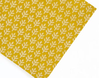 Tela de algodón con estampado de hojas color amarillo mostaza / Algodón indio