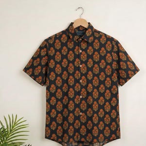 Camisa de algodón premium con estampado a mano para hombre, camisa de diseño indio hecha a mano, suave y transpirable, ideal para el verano y ocasiones informales de estilo bohemio.