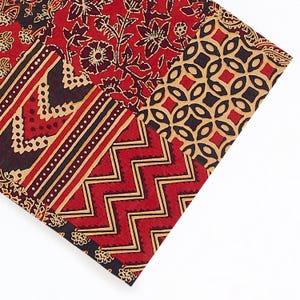Tecido de algodão com patchwork Ajrakh vermelho | Tecido estampado à mão com blocos de madeira, vendido por metro
