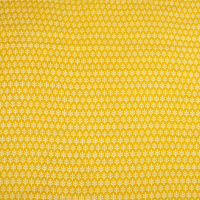Puede incluir: Primer plano de una tela amarilla con un patr&oacute;n repetido de peque&ntilde;as formas de hojas blancas. Las hojas est&aacute;n espaciadas uniformemente, creando una apariencia texturizada. El fondo es amarillo brillante s&oacute;lido.