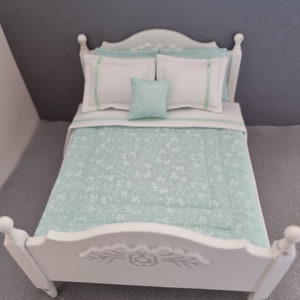 Dollhouse Bedding: 12th Scale Double Bed Set, Mint or Pink