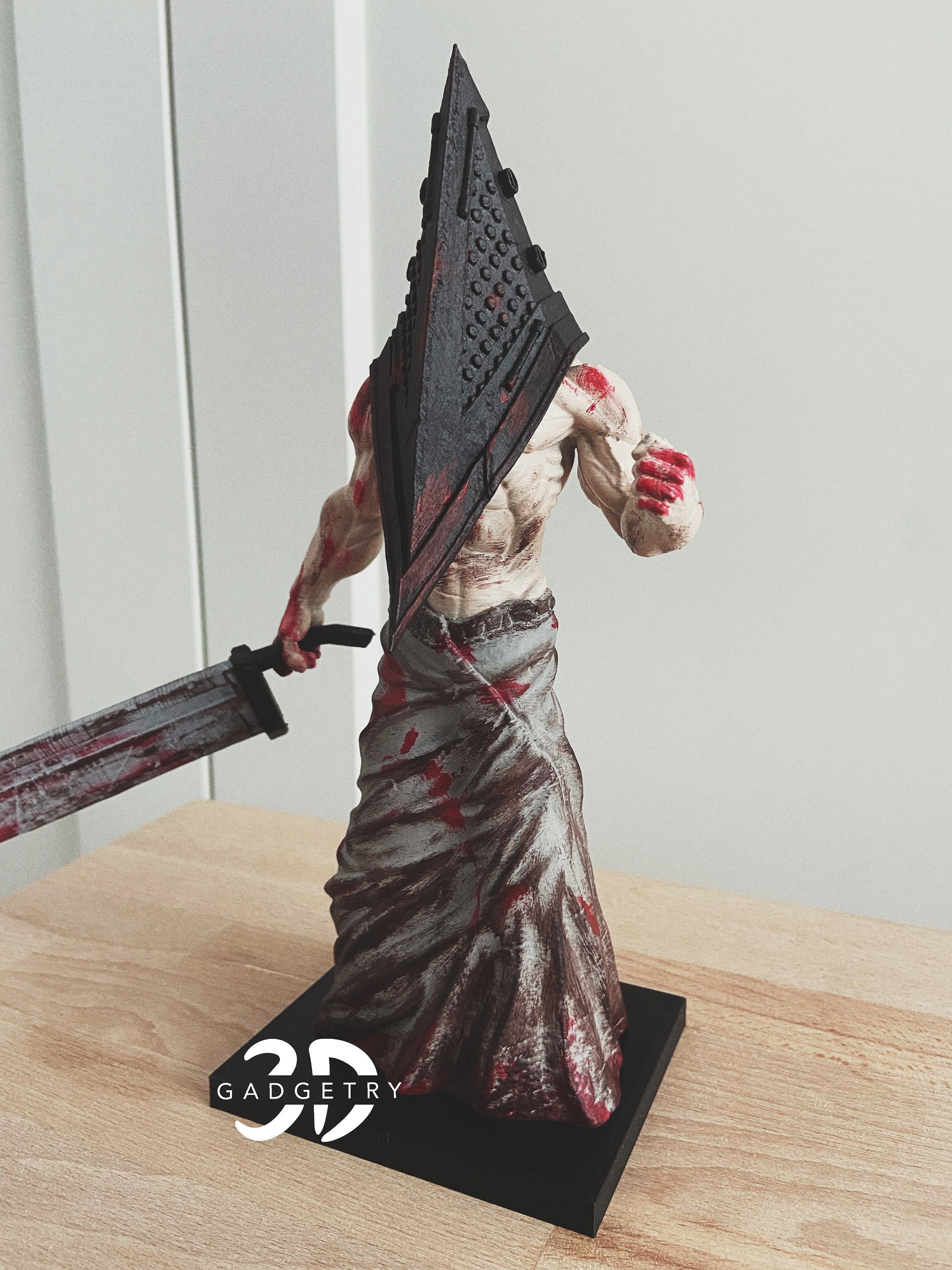 Boneco Silent Hill Cabeça De Pirâmide (pyramid Head)