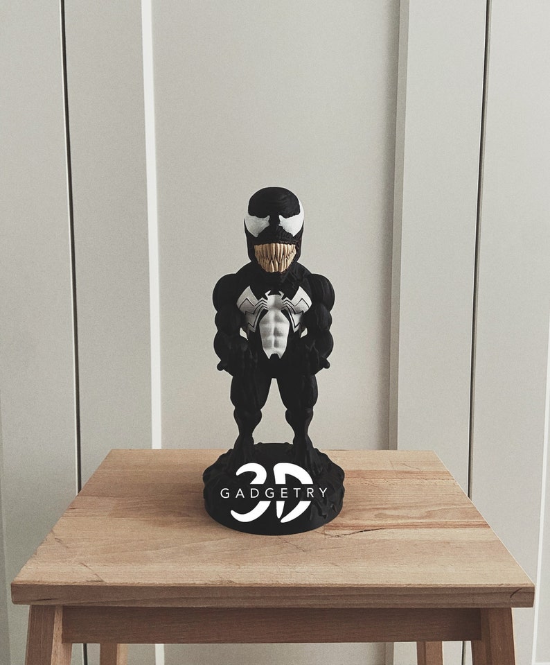 Customizable Venom controller holder, the perfect Valentine’s Day gift for him. A must-have Marvel collectible for gamers, personalized for a unique touch.