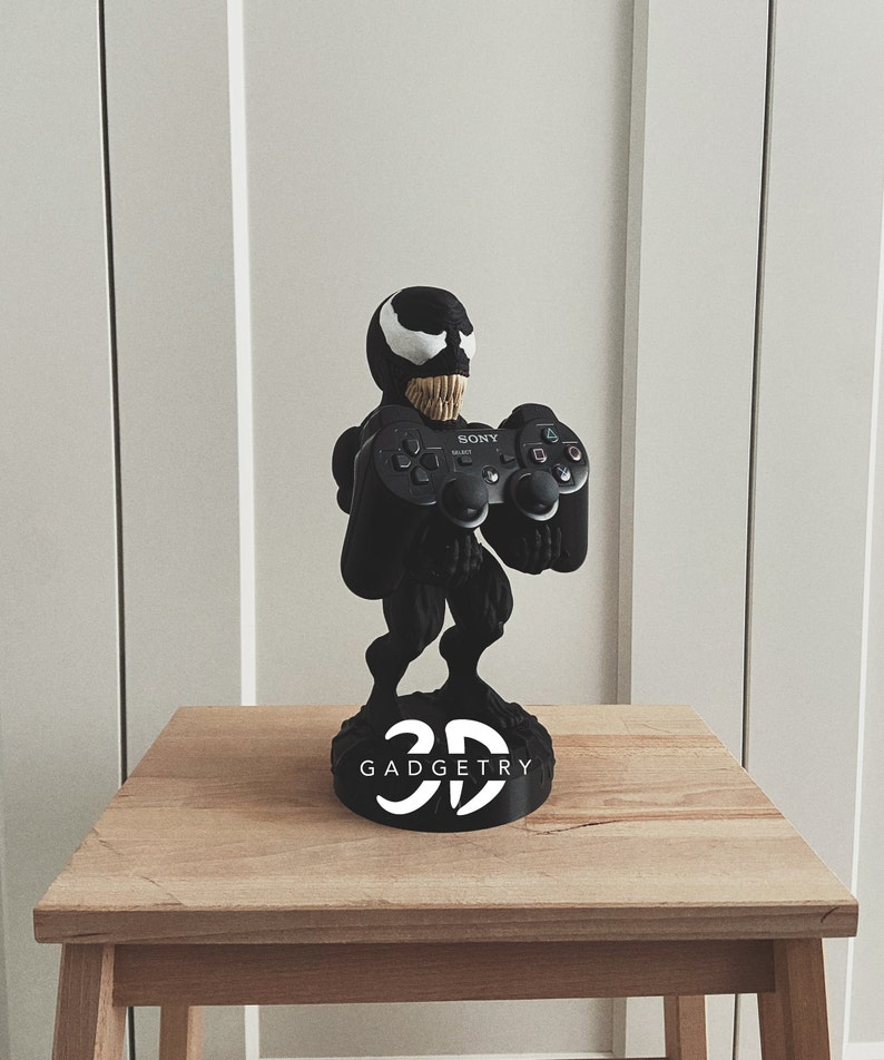 Customized Venom gaming holder, perfect for Valentine’s Day gifts for him. Personalize it for a one-of-a-kind gaming desk setup and Marvel collection.