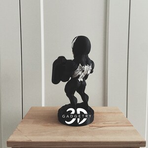 Custom Venom gaming controller stand, a one-of-a-kind desk gift for Marvel fans. Perfect for Valentine’s Day, anniversaries, or birthdays with personal touches.