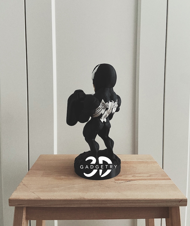 Custom Venom gaming controller stand, a one-of-a-kind desk gift for Marvel fans. Perfect for Valentine’s Day, anniversaries, or birthdays with personal touches.