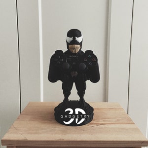 Venom-themed controller holder with custom engraving, an iconic gaming accessory. A thoughtful and unique Valentine’s or birthday gift for boyfriends.
