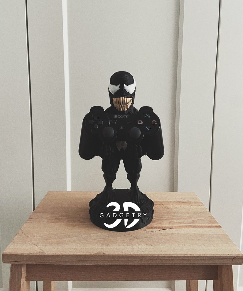Venom-themed controller holder with custom engraving, an iconic gaming accessory. A thoughtful and unique Valentine’s or birthday gift for boyfriends.