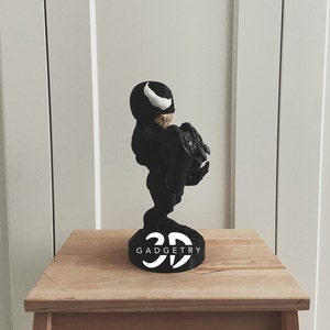 Venom controller stand for PlayStation, Xbox, or PC gamers. A personalized Valentine’s or anniversary gift for boyfriends who love Marvel and gaming.