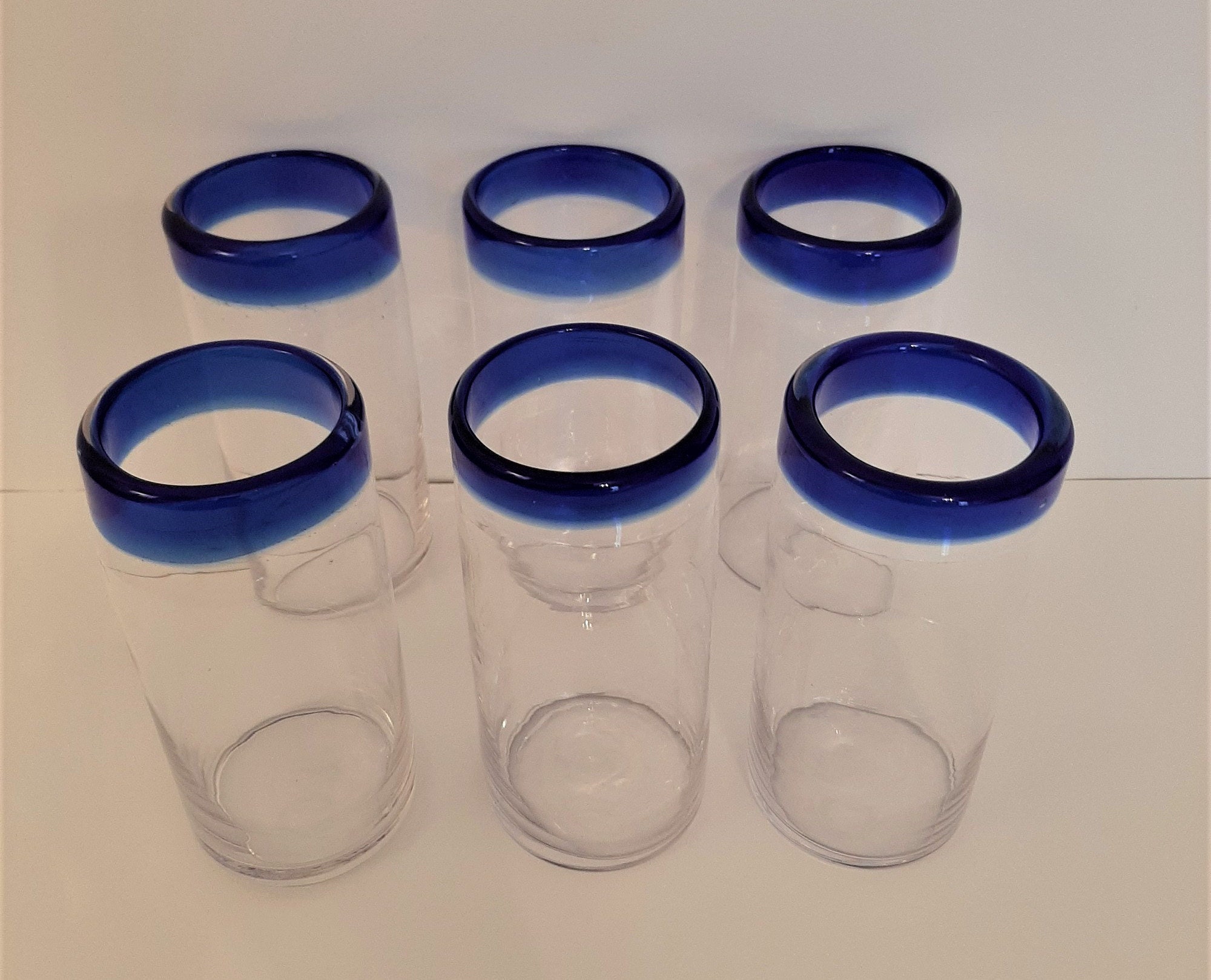Set Da 6 Bicchieri Da Succo Messicani Soffiati A Mano – Vetro Riciclato Con Bordo Blu Cobalto – 226 Ml
