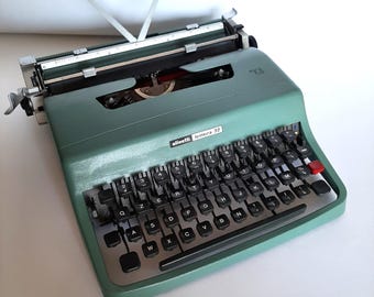 Olivetti 32 Typewriter Made in Italy Perfectly Working Green