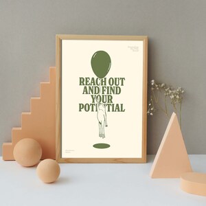 Pu&ograve; includere: Una stampa artistica incorniciata con la scritta "REACH OUT AND FIND YOUR POTENTIAL" in verde. L'opera presenta un palloncino verde e una figura che si protende verso un cerchio verde. La cornice &egrave; marrone chiaro.