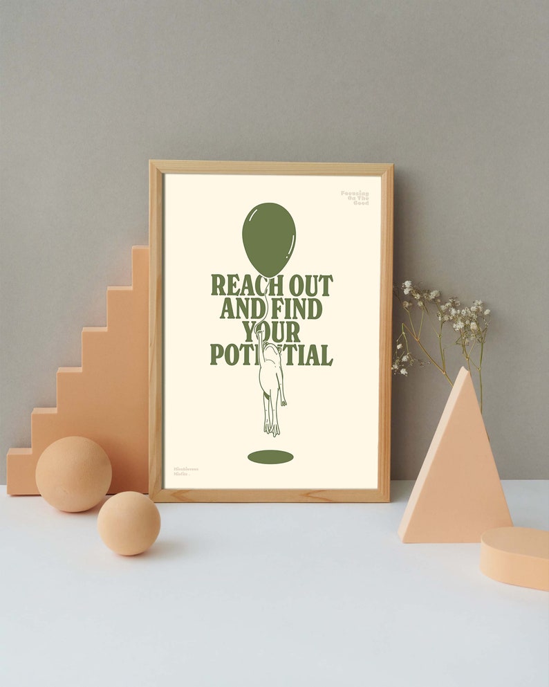 Pu&ograve; includere: Una stampa artistica incorniciata con la scritta "REACH OUT AND FIND YOUR POTENTIAL" in verde. L'opera presenta un palloncino verde e una figura che si protende verso un cerchio verde. La cornice &egrave; marrone chiaro.