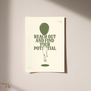 Pu&ograve; includere: Un poster con sfondo crema presenta un palloncino verde e una figura che lo raggiunge. Il testo "REACH OUT AND FIND YOUR POTENTIAL" &egrave; in verde. Il poster &egrave; montato su una parete beige chiaro.