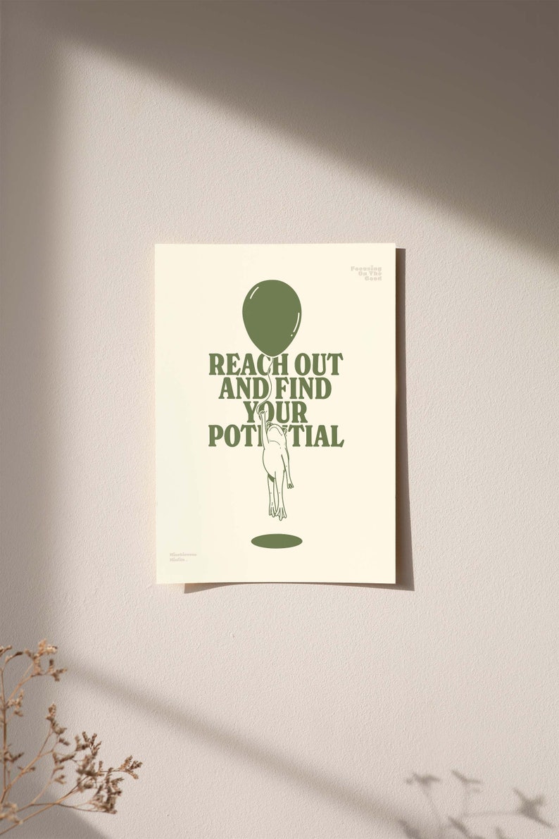 Pu&ograve; includere: Un poster con sfondo crema presenta un palloncino verde e una figura che lo raggiunge. Il testo "REACH OUT AND FIND YOUR POTENTIAL" &egrave; in verde. Il poster &egrave; montato su una parete beige chiaro.
