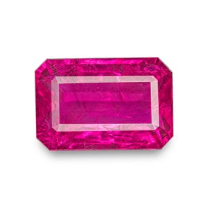 Pode incluir: Uma pedra preciosa rosa vibrante de corte retangular com uma borda interna branca. A gema tem uma superfície polida e é colocada sobre um fundo branco. As facetas da gema refletem a luz, criando um efeito brilhante. Esta gema é adequada para joias.