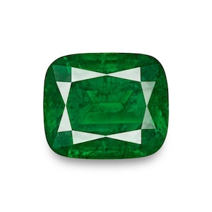 Pode incluir: Uma gema de esmeralda com corte almofada, de cor verde vibrante. A gema apresenta uma forma retangular com cantos suavizados e facetas internas brancas, sobre um fundo branco. A superfície da esmeralda mostra inclusões.