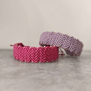 Makramee Manschettenarmband. Handgemachtes Perlenarmband. Zick Zack Armband. Eleganter Makramee Schmuck. Fucshia