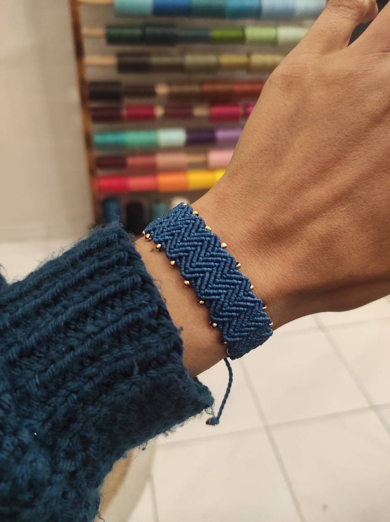 Makramee Manschettenarmband. Handgemachtes Perlenarmband. Zick Zack Armband. Eleganter Makramee Schmuck. Cobalt blue