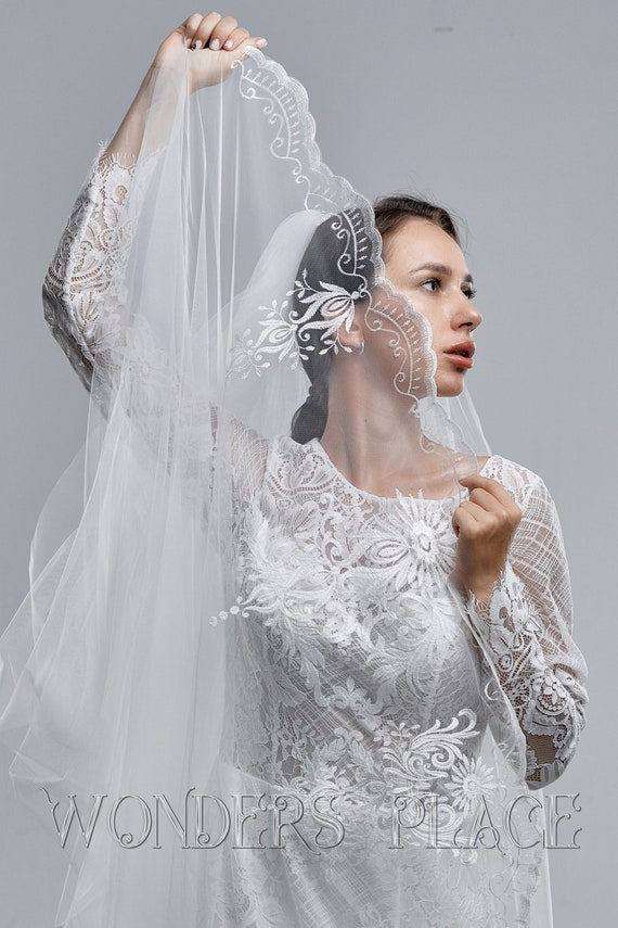Embroidered Wedding Veil: Classic Lace Bridal Veil, Ivory  display picture 2
