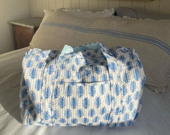 Grand sac à bandoulière matelassé en coton, sac de voyage imprimé en bloc fait à la main, sac polochon pour femmes, sac de nuit Boho, sacs de taille personnalisée disponibles!