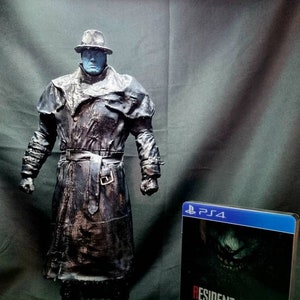 Resident Evil 2 Tyrant MR X 1/6 Scale statue w/ base (wet look rain coat)