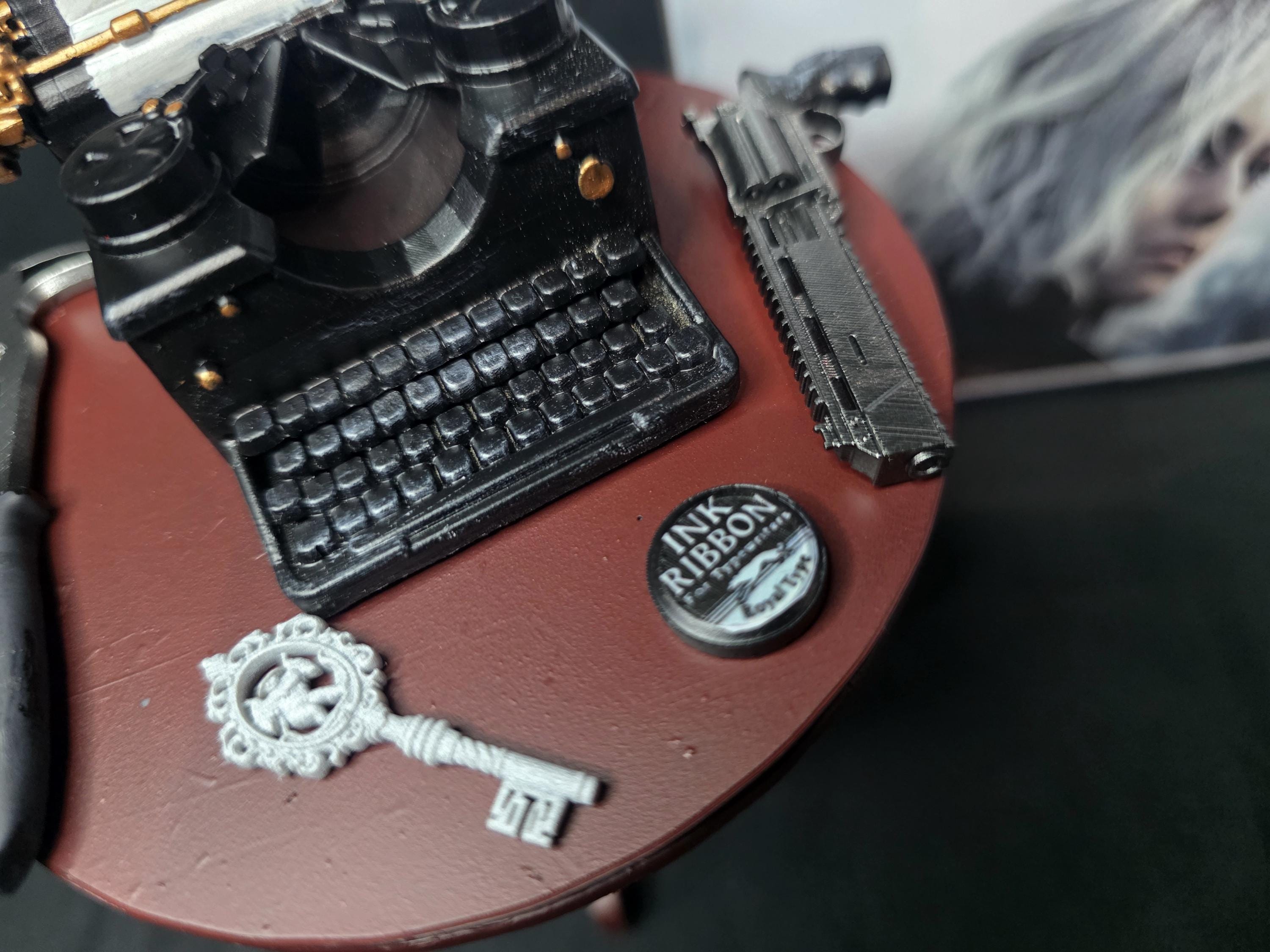 バイオハザード レクイエム テーマのタイプライターとテーブル 1/6