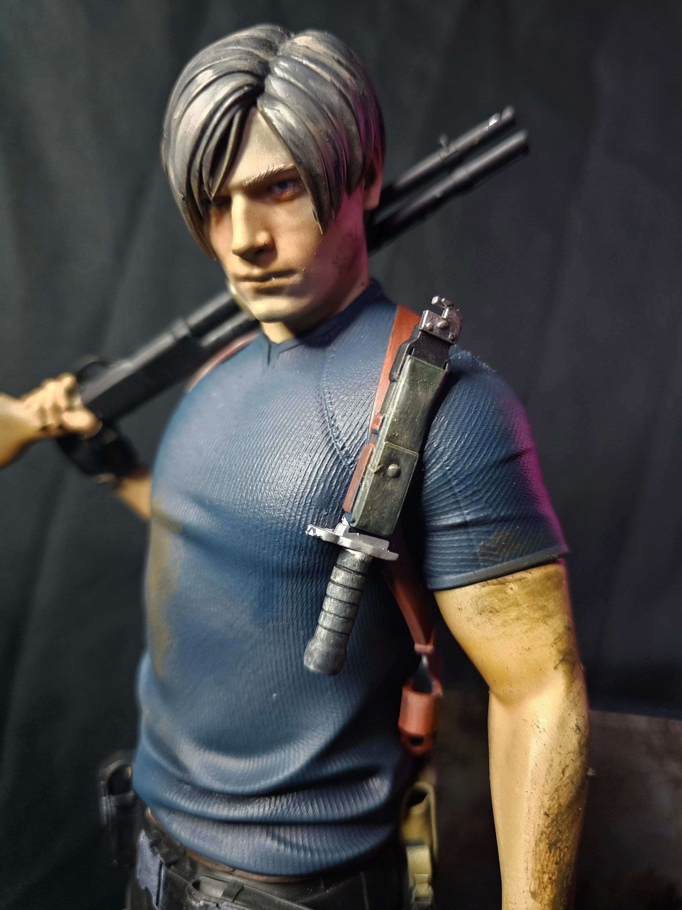 Figurine Collector Léon S. Kennedy (Resident Evil 4 Remake) - 33 Cm