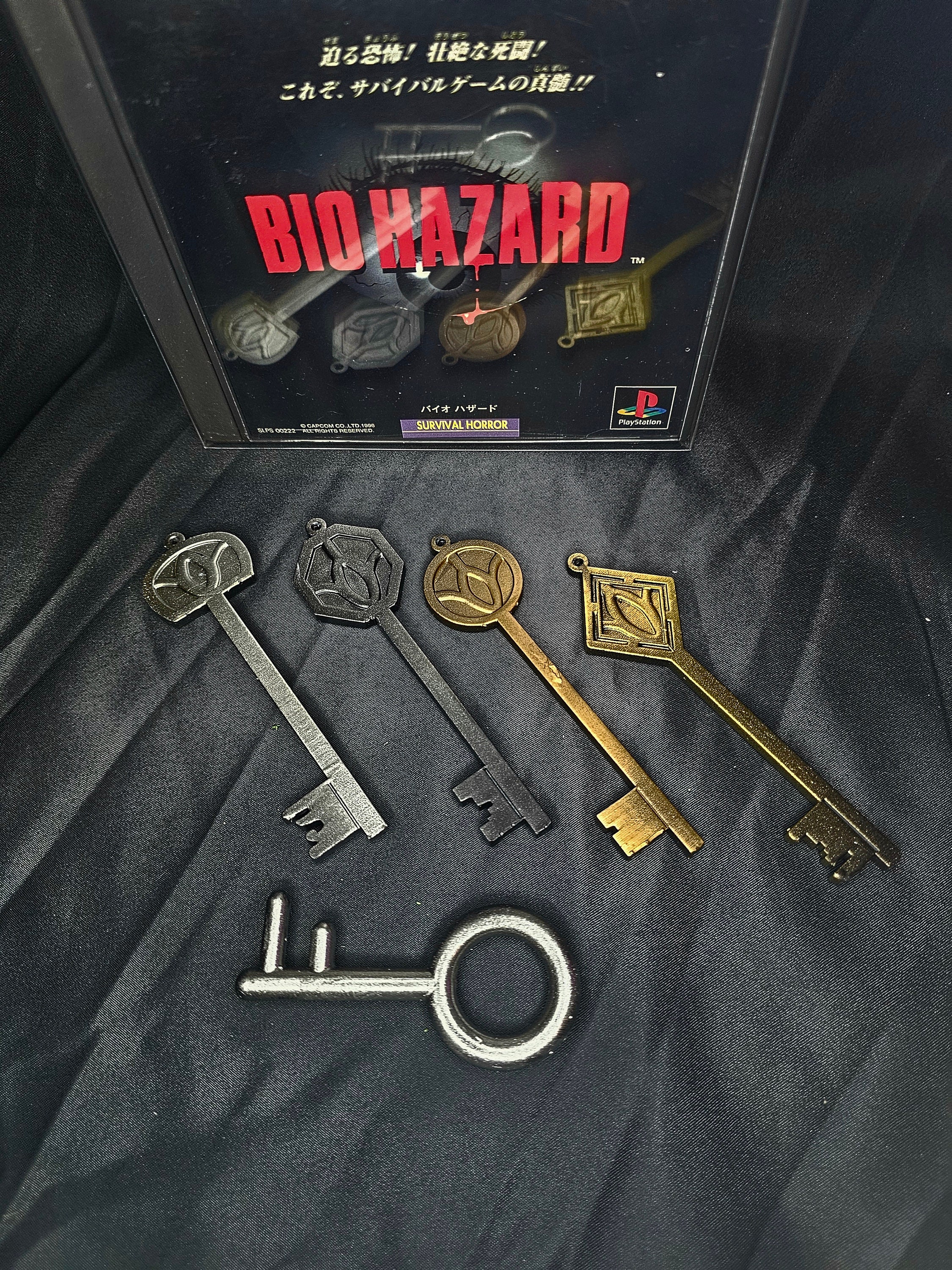 バイオハザード　キーアイテム　鍵 Amazon.co.jp: バイオハザード RE:2 BIOHAZARD RE:2 ヨーロッパ限定