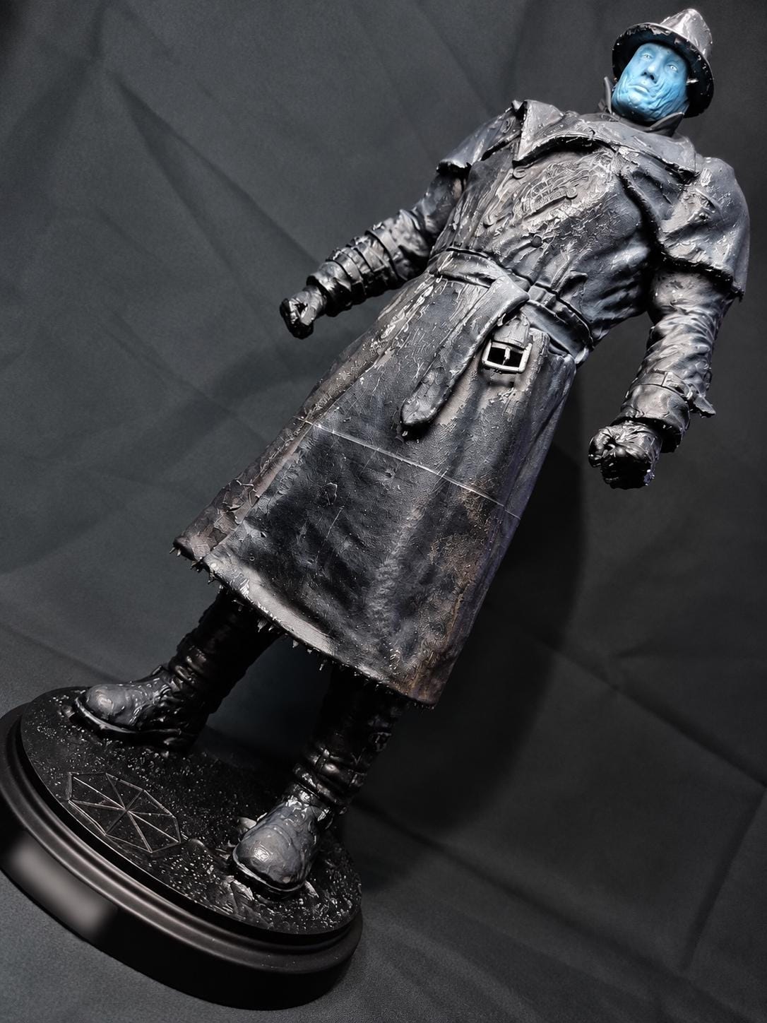 Tyrant MR X 1/6 Scale Statue W/ Base (wet Look Rain Coat