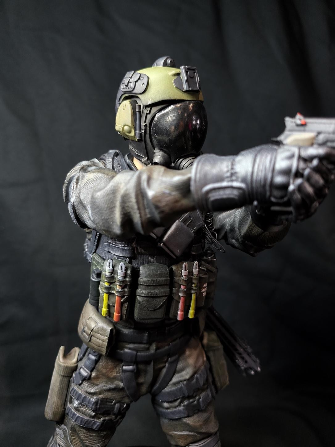 1/6スケール クリス・レッドフィールド スタチュー（交換可能なヘッド