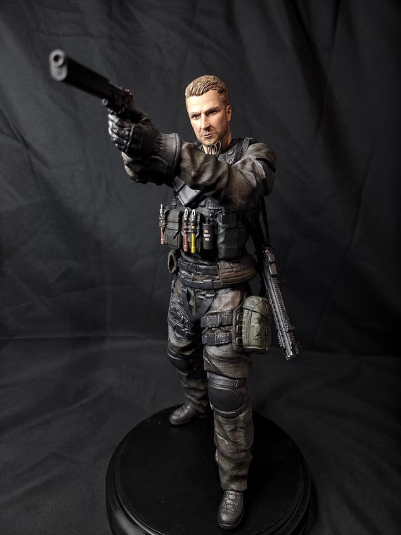 1/6スケール クリス・レッドフィールド スタチュー（交換可能なヘッド