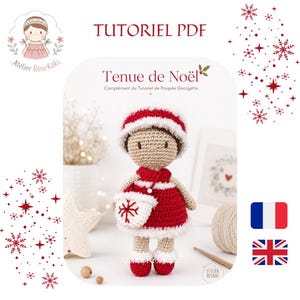 Puede incluir: Una muñeca de ganchillo con un vestido rojo con borde blanco, un sombrero rojo a juego con borde blanco y un pequeño bolso blanco con un diseño de copo de nieve rojo. El texto dice TUTORIEL PDF, Tenue de Noël y Complément du Tutoriel de Poupée Georgette.