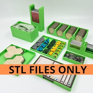 Puede incluir: Una colección de organizadores de juegos de color verde brillante, que contienen varios componentes del juego. La imagen incluye contenedores para cartas, fichas y tableros de juego. El texto "STL FILES ONLY" se muestra en una pancarta naranja.