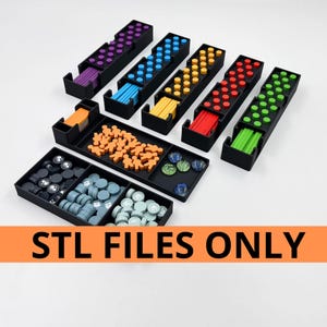 Puede incluir: Una colección de organizadores de juegos negros llenos de varias piezas de juego. Los organizadores contienen piezas de juego moradas, azules, amarillas, rojas y verdes, junto con piezas naranjas con forma de personas y canicas azules, verdes y transparentes. Se muestra el texto "STL FILES ONLY".