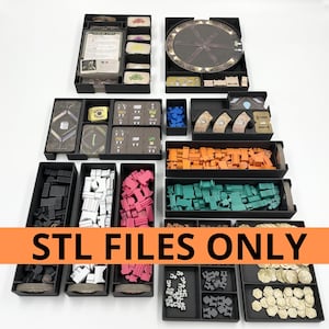 Puede incluir: Una colección de bandejas de almacenamiento negras llenas de componentes de juego. Las bandejas contienen cartas, fichas y varias piezas de juego en colores como azul, naranja, verde, rosa y blanco. El texto "STL FILES ONLY" se muestra en una pancarta naranja.