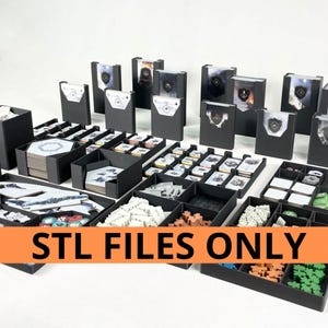 Puede incluir: Organizador de juegos negro con múltiples compartimentos y tarjeteros. El organizador incluye varias piezas de juego y cartas. El texto "STL FILES ONLY" se muestra en una pancarta naranja en la parte inferior de la imagen.