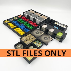 Op de afbeelding: Zwarte spelorganizer met meerdere compartimenten gevuld met kleurrijke spelstukken, kaarten en tokens. De organizer bevat verschillende trays voor het sorteren en opslaan van spelcomponenten. Tekst op een oranje banner luidt "STL FILES ONLY."