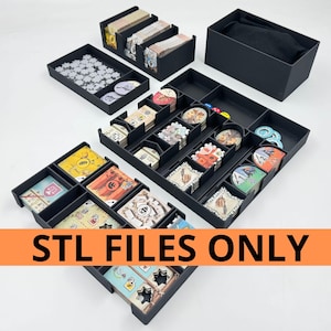 Könnte beinhalten: Schwarzer Spiel-Organizer mit mehreren Fächern, der verschiedene Spielkomponenten wie Karten, Token und Würfel enthält. Der Organizer enthält mehrere Ablagen und Boxen zur Aufbewahrung. Der Text "STL FILES ONLY" wird in einem orangefarbenen Banner angezeigt.
