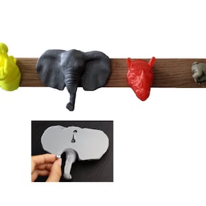 Appendiabiti con elefante, rinoceronte e ippopotamo