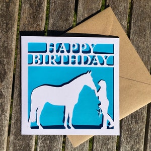 Découpe Une fille et sa carte de cheval