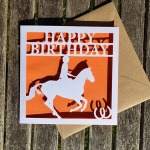 Tarjeta de caballo galopante recortada