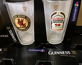 Set med två Guinness Pint-glas Vintage. Man's Cave. Nya gamla lager